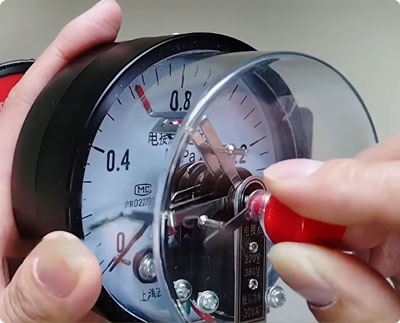 Electric contact pressure gauge configuration method